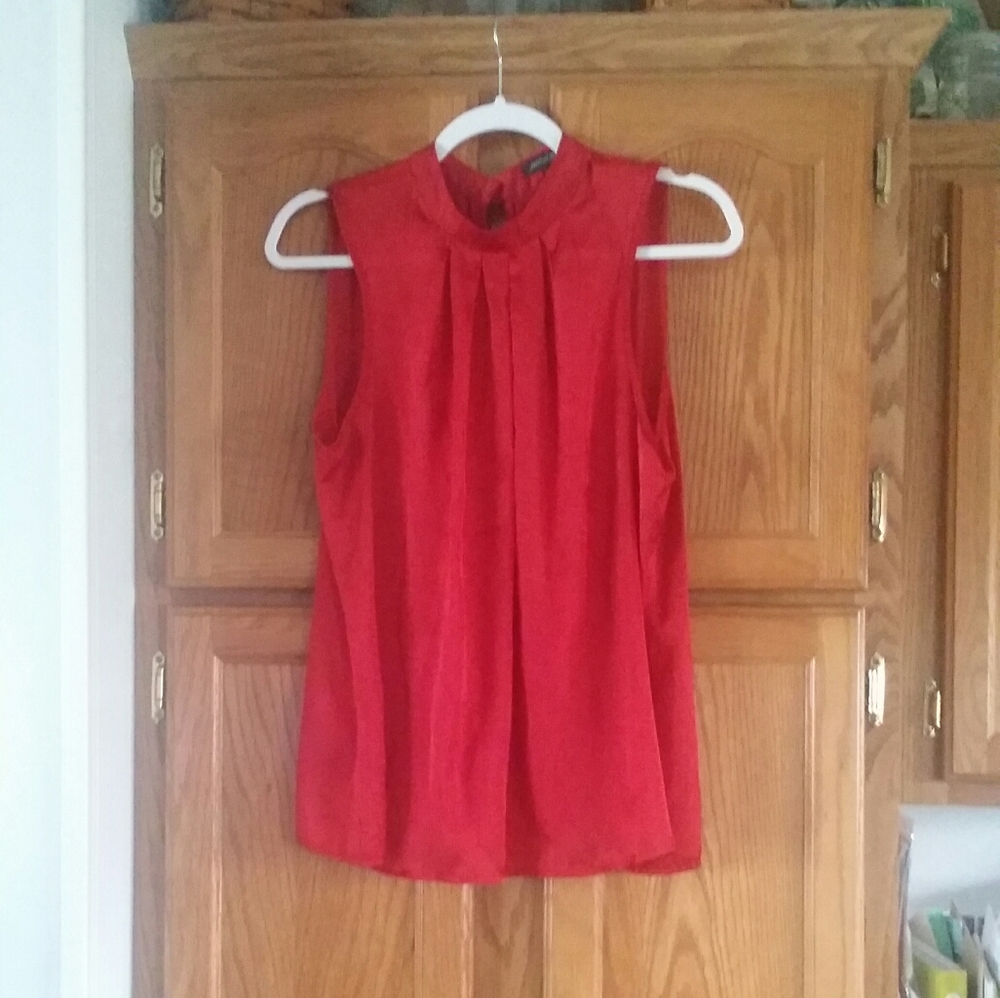 EUC -  NOTATIONS Beautiful sleeveless top